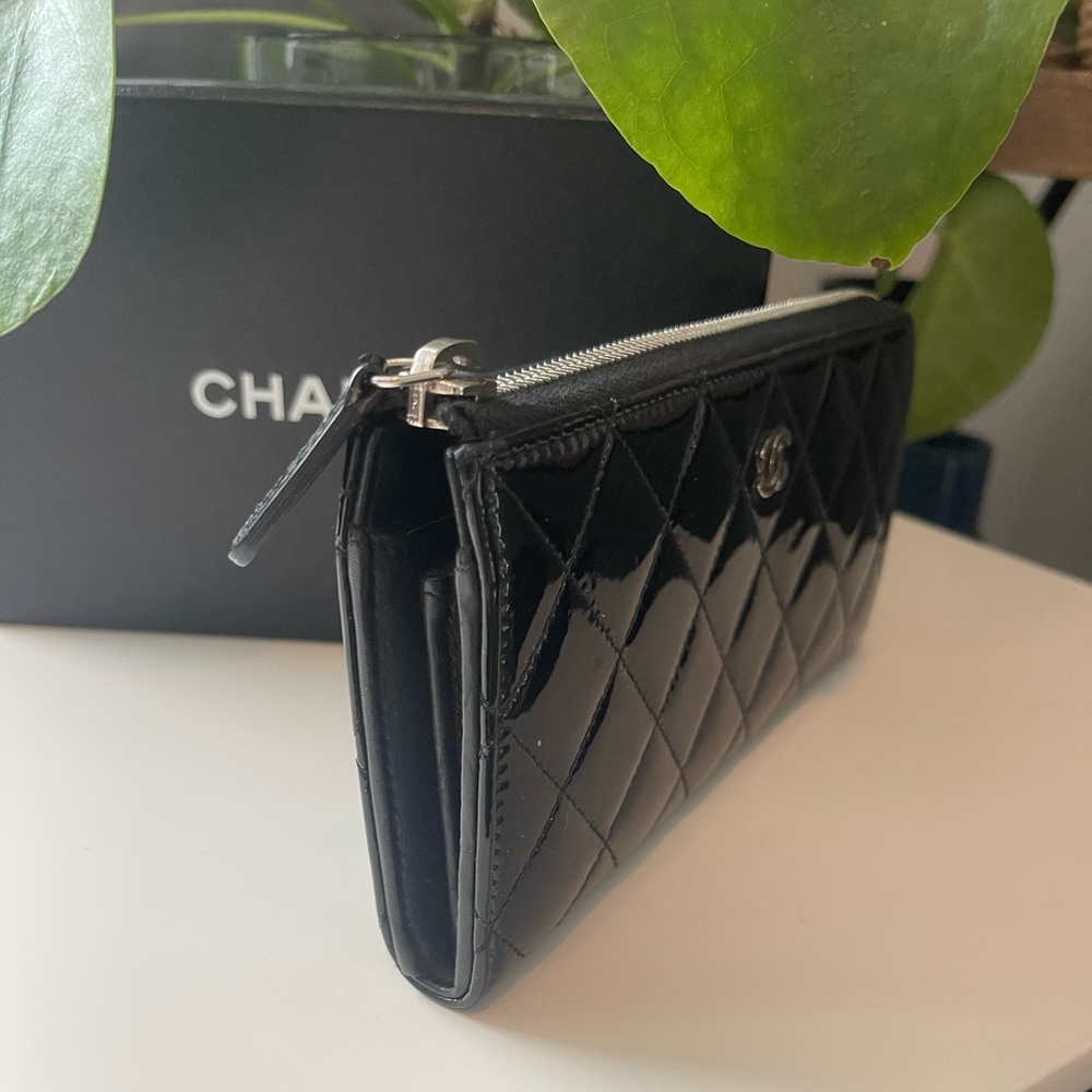 Chanel Timeless/Classique black patent leather wallet - Picture 3 of 8